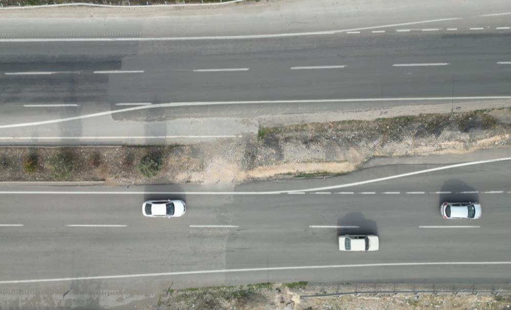 Kahramanmaraş’ta depremde 7 metre kayan yol dikkat çekiyor