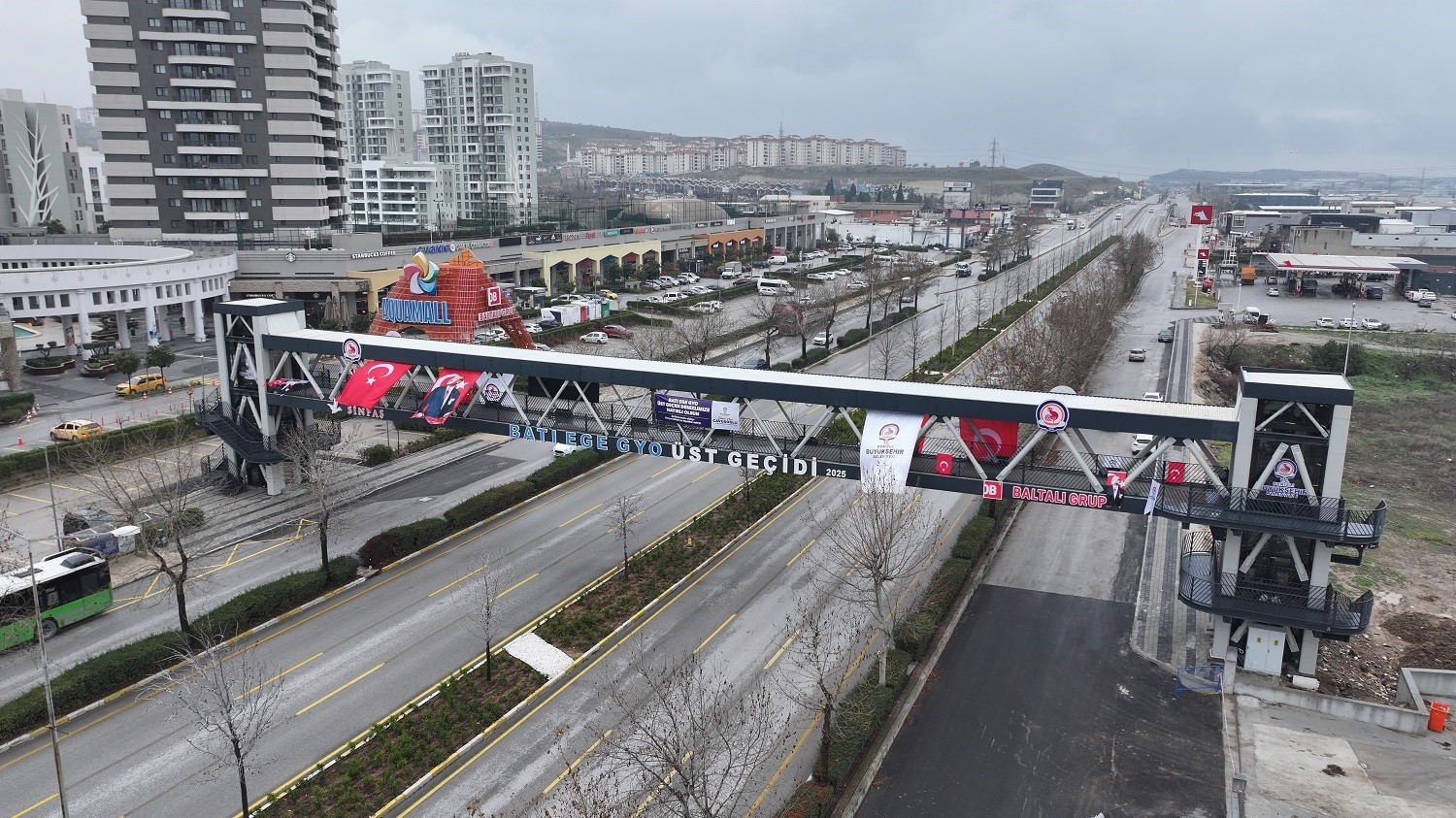 Menderes Bulvarındaki modern yaya üst geçidi açılıyor