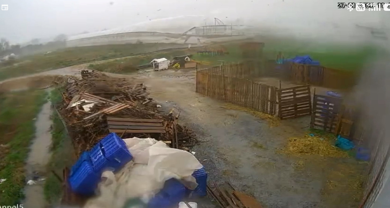 Hortum saniyeler içinde serayı yerle bir etti: O anlar kamerada