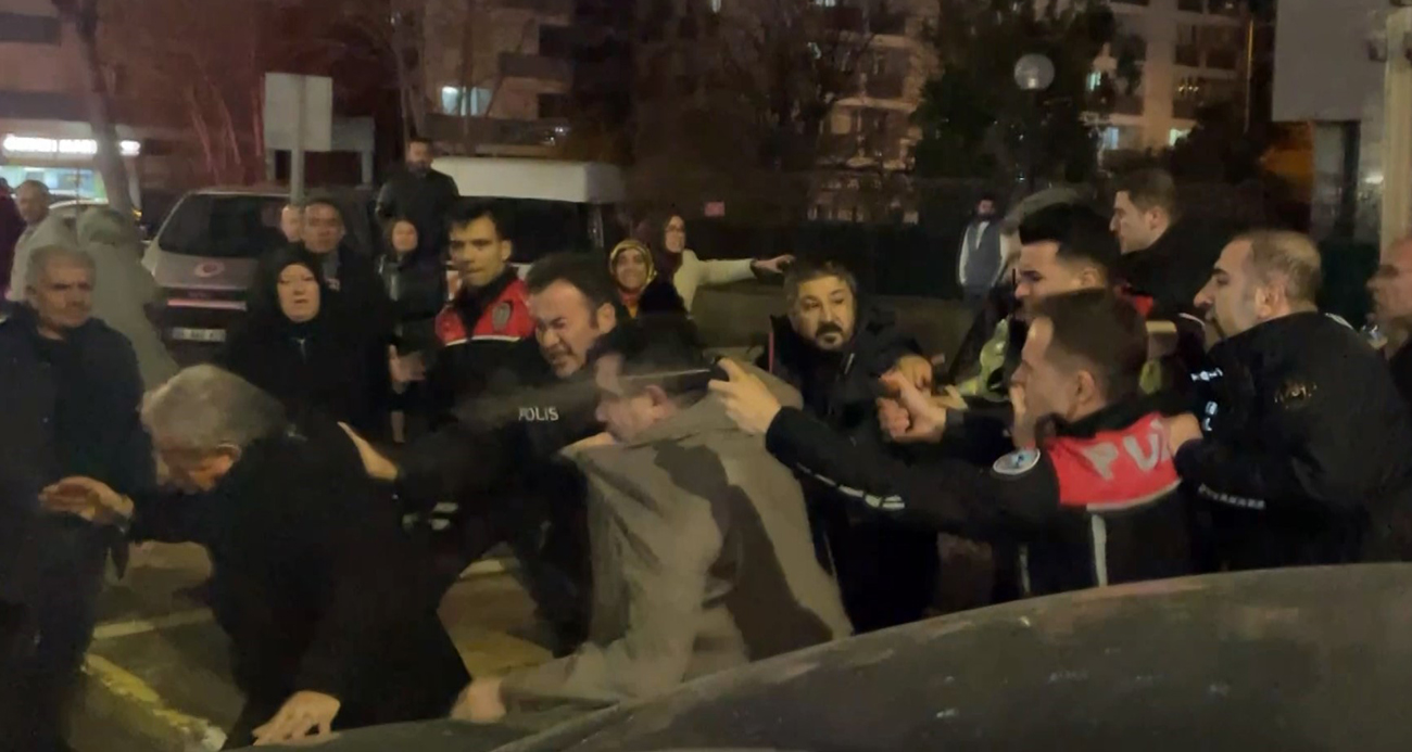 Cinayet davası sonrası adliye önü karıştı, polis müdahale etti: 4 yaralı, 12 gözaltı