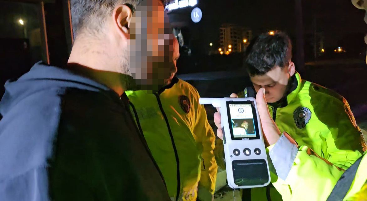 Alkollü sürücü kaza yaptı, yaralanan eşini suçladı: 