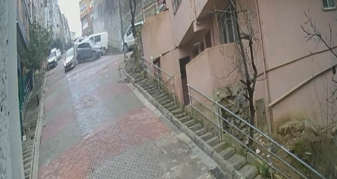 Kağıthane’de faciadan dönüldü: Doğal gaz kutusuna çarpan otomobil takla attı