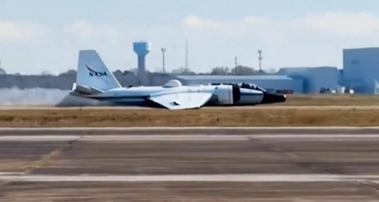 NASA'ya ait araştırma uçağı arıza nedeniyle gövde üzerine iniş yaptı