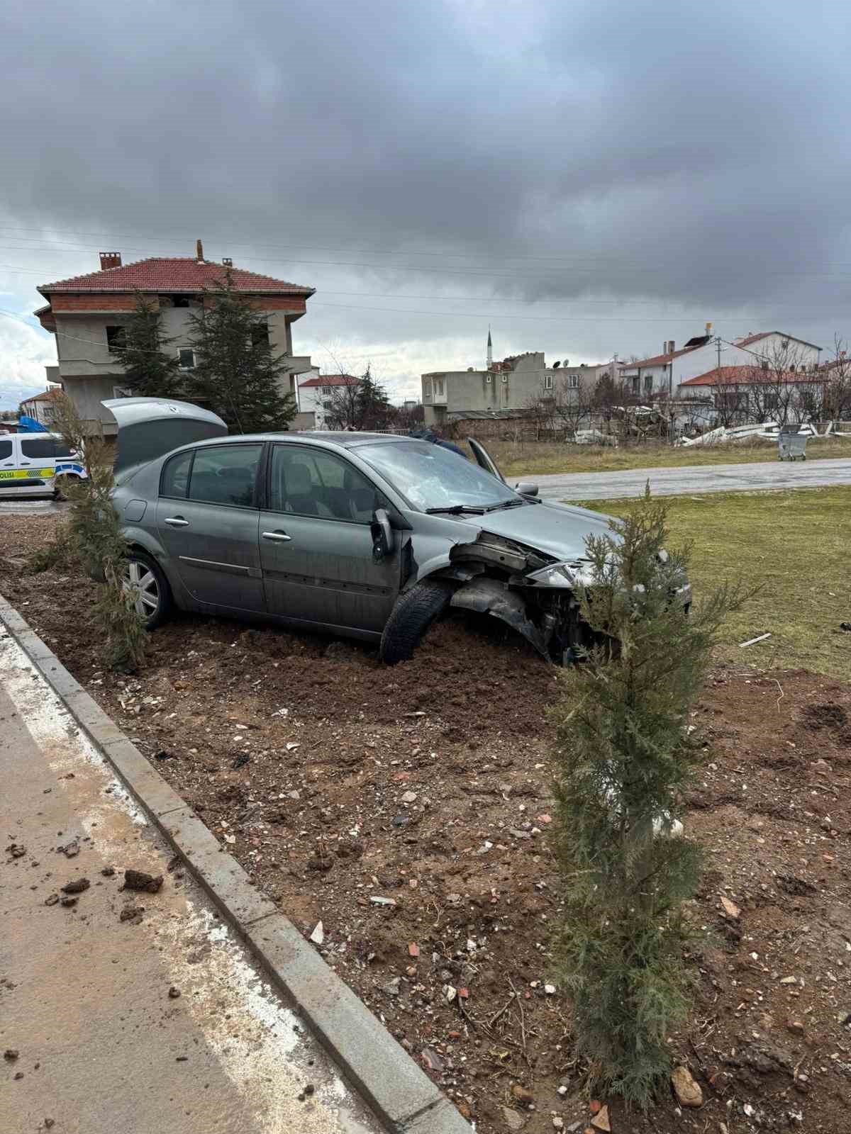 İki aracın çarpıştığı kazada şans eseri ölen ya da yaralanan olmadı
