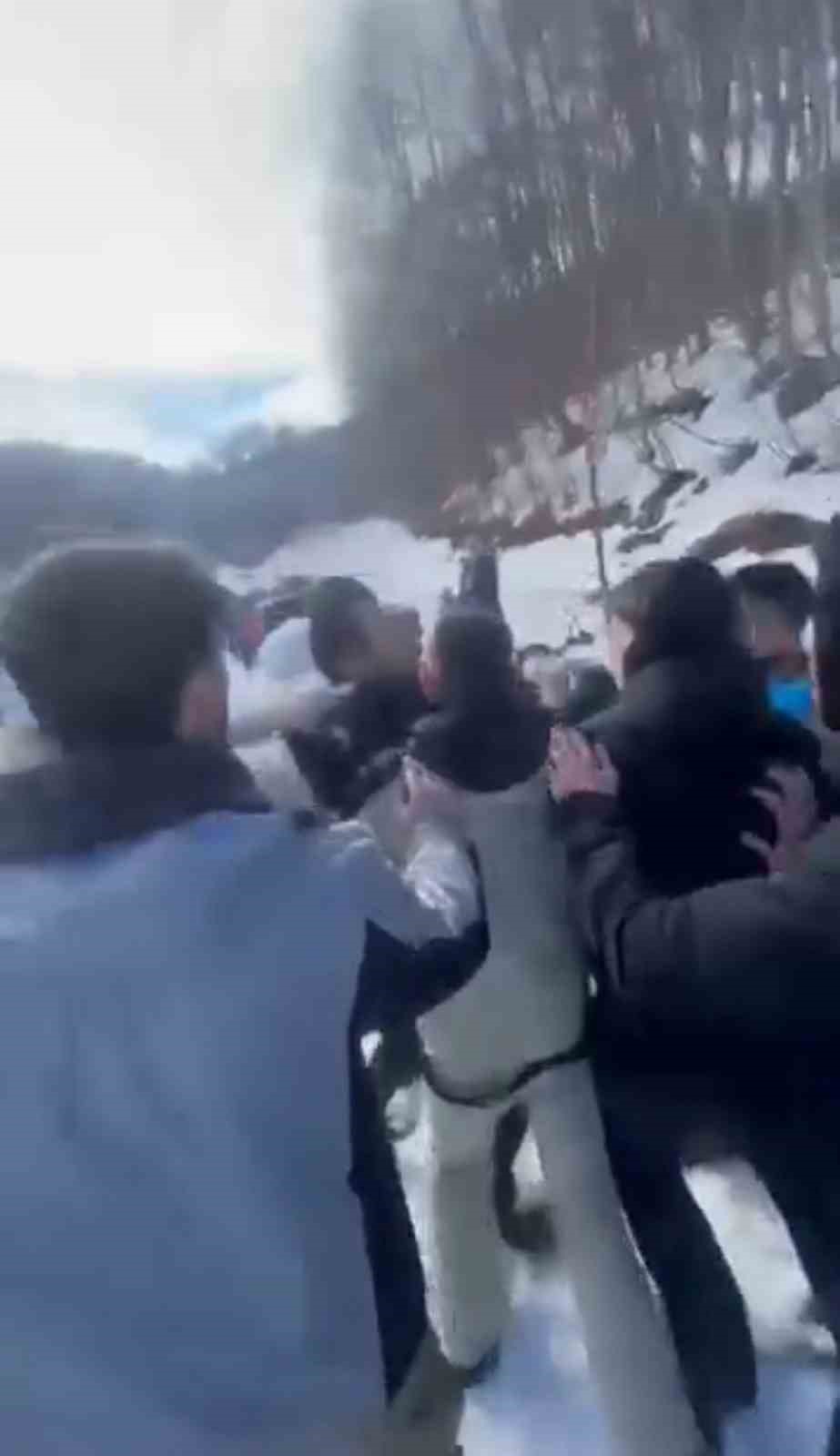 Kartepe’de tartışma kavgaya döndü: Baba, çocuklarının yanında darp edildi