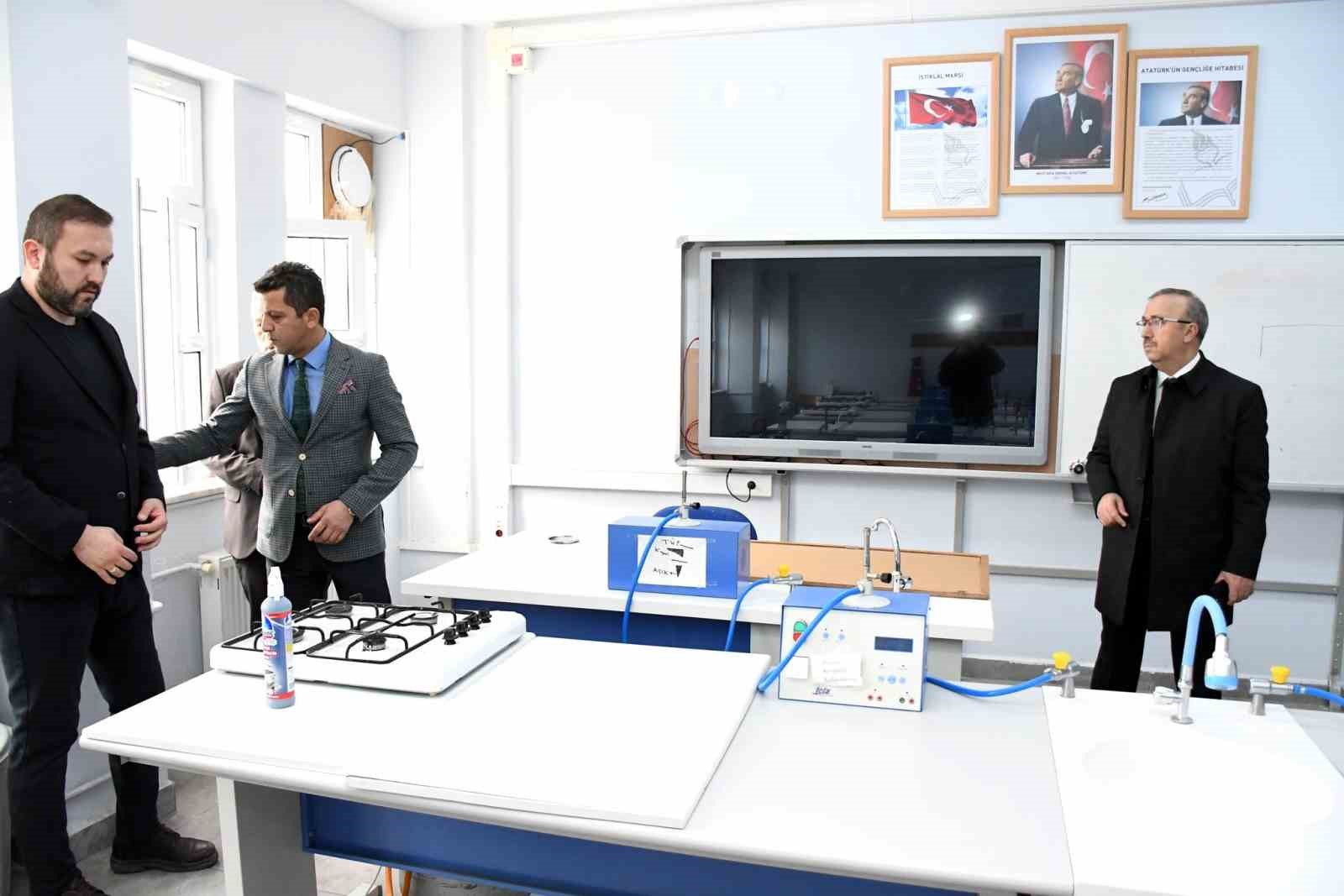 Yükümlülerin temizlediği lisenin fiziki imkânları değerlendirildi