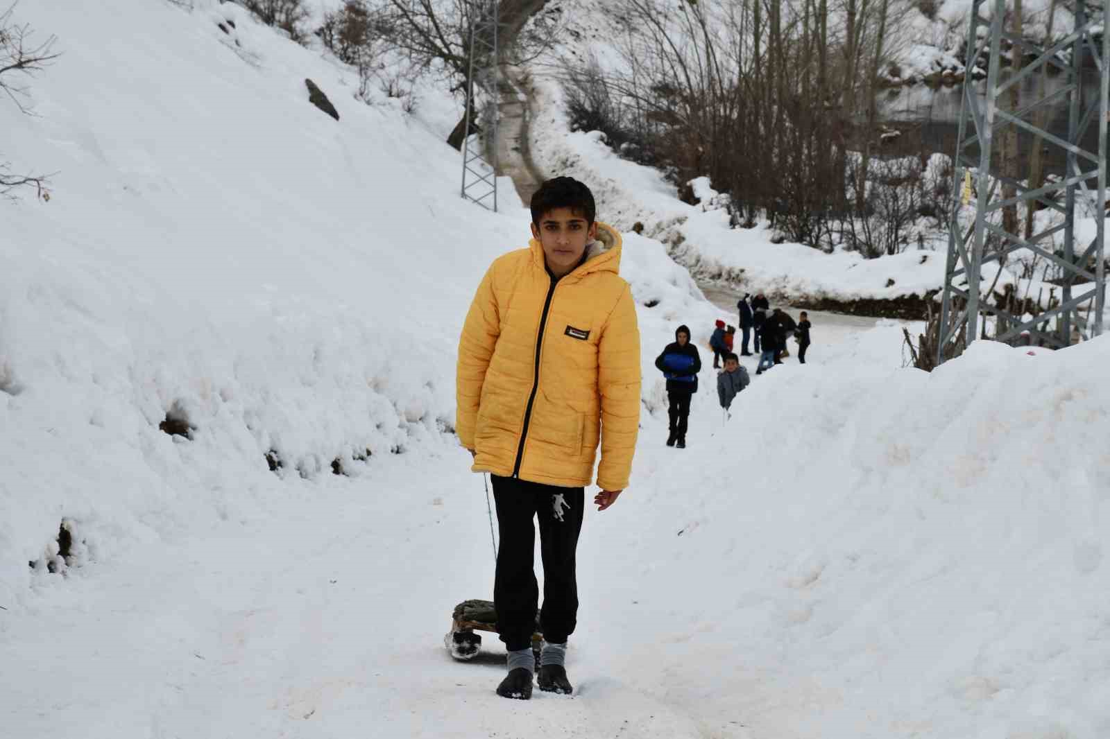 Çocukların kızaklarla kar keyfi