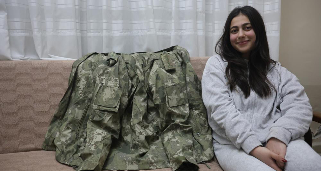 Depremde annesini ve ağabeyini enkazdan kurtaran askerin üşümesin diye kendisine verdiği montu geri