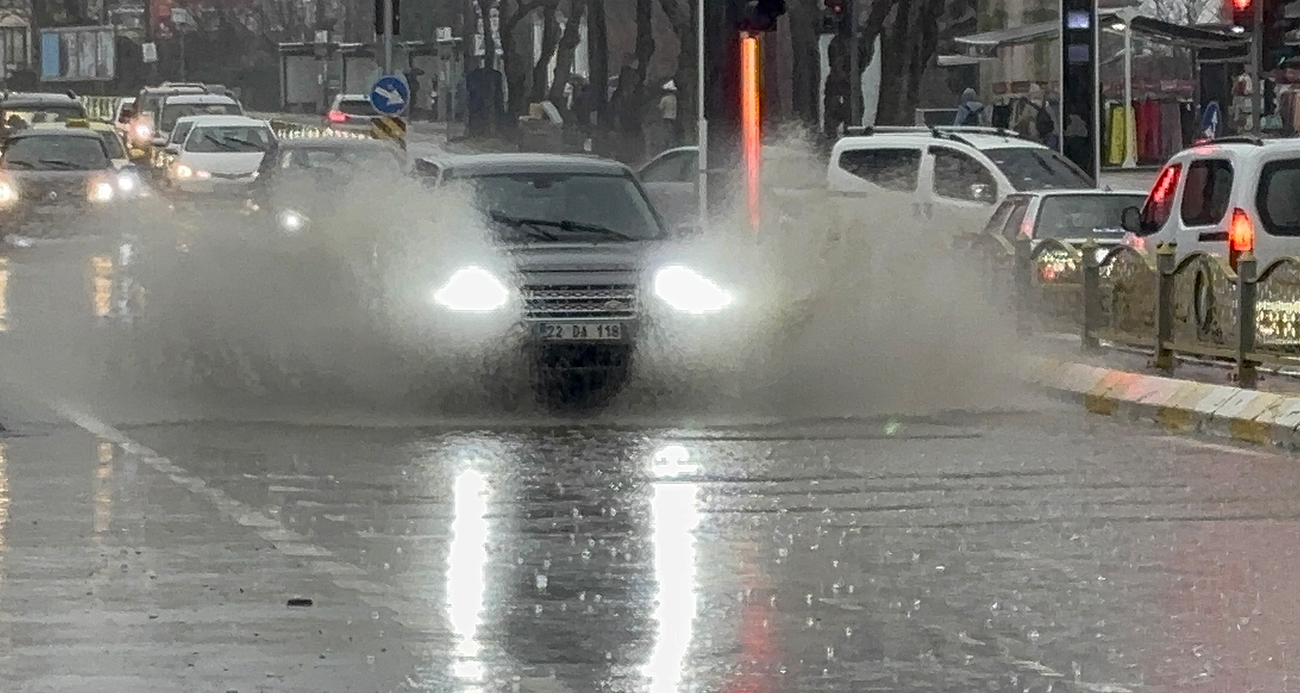 Edirne’de sağanak yağış: Cadde ve sokaklar göle döndü
