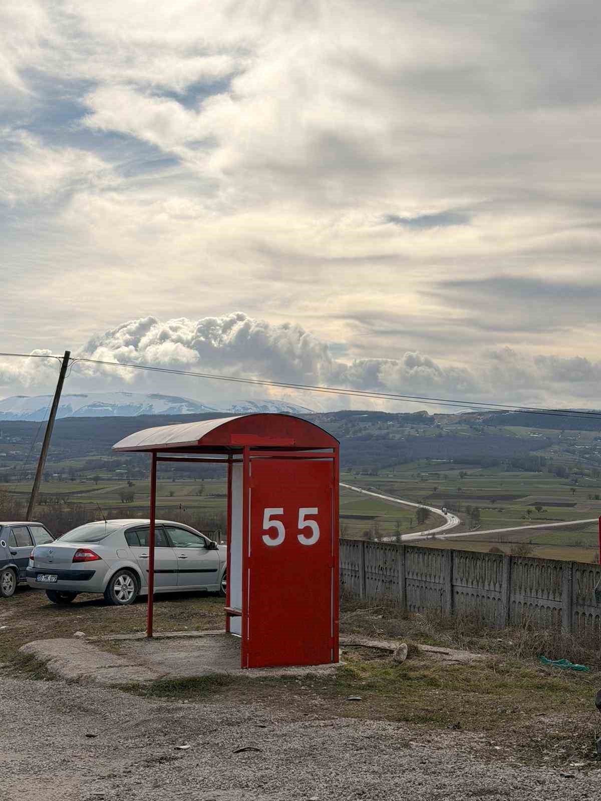 Duraklara kırmızı-beyaz dokunuş