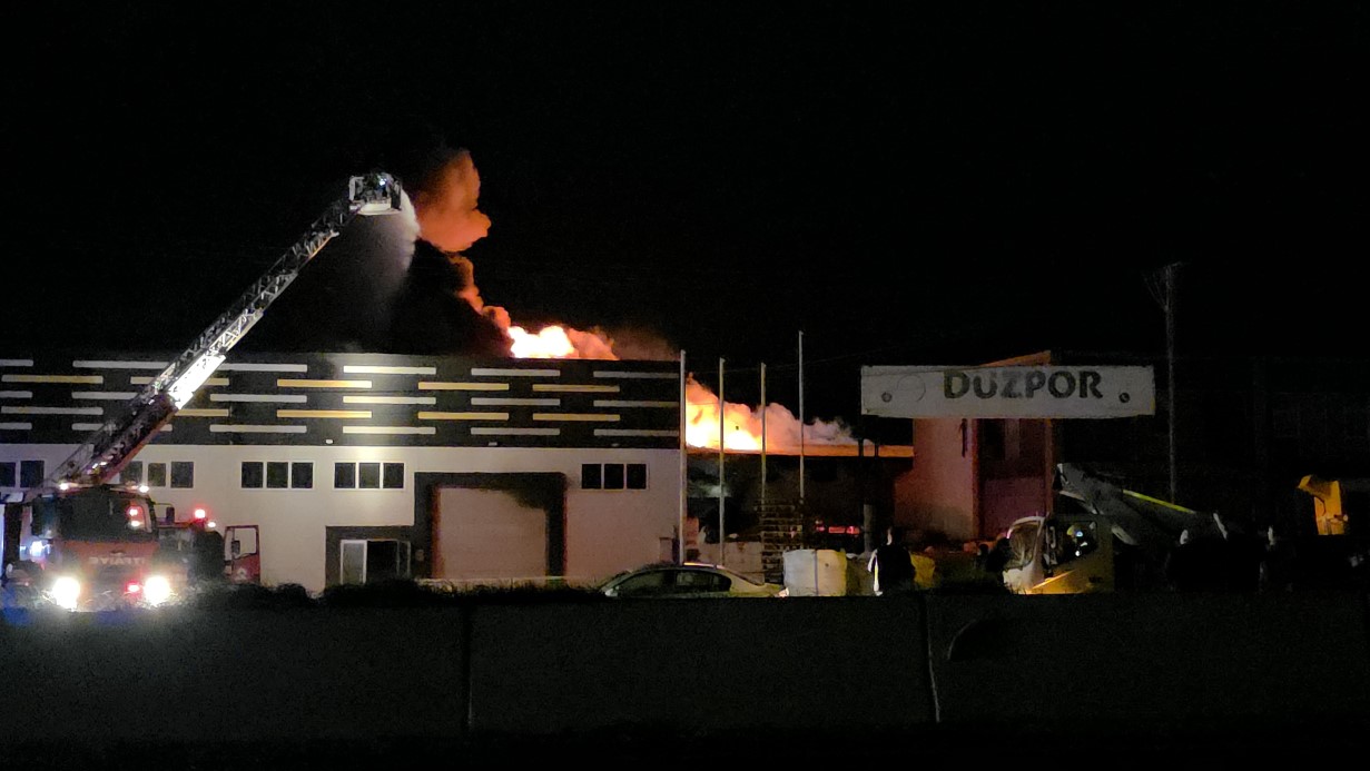 Düzce’de strafor fabrikasında yangın
