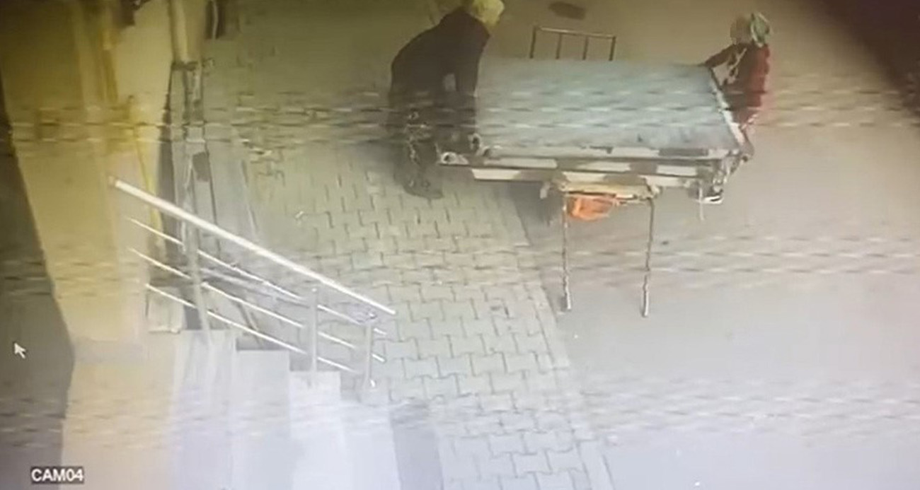 Güpegündüz hırsızlık: İki kadın dev panelleri çekçeke yükleyip götürdü
