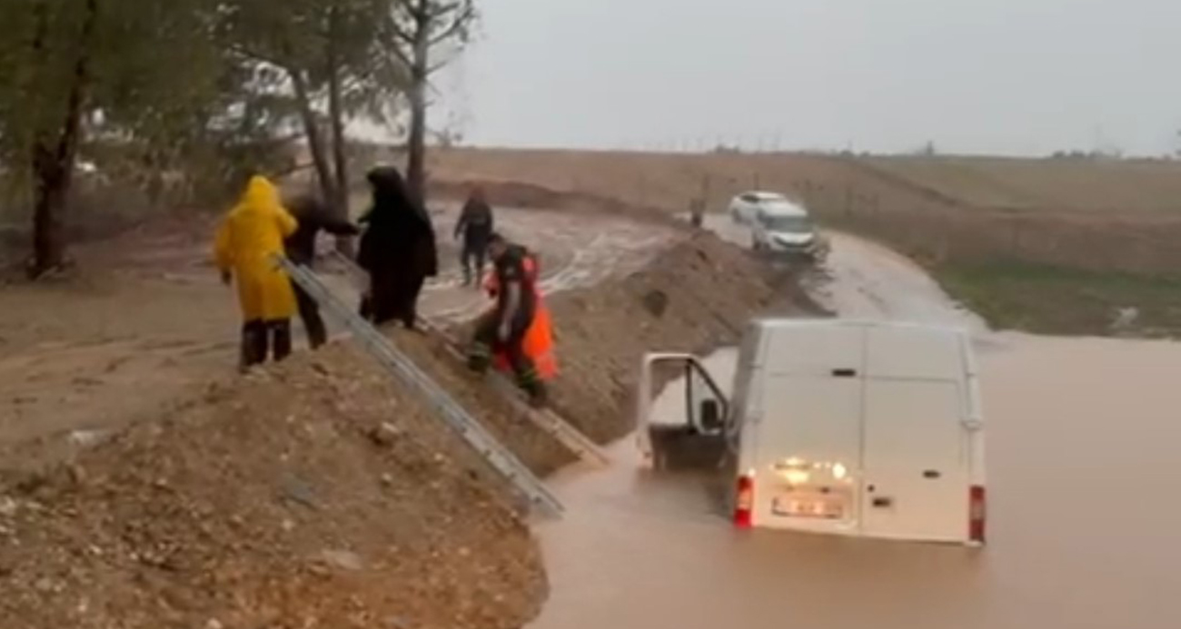 Adana’da sağanak hayatı felç etti: Araçlarında mahsur kalan vatandaşları itfaiye kurtardı