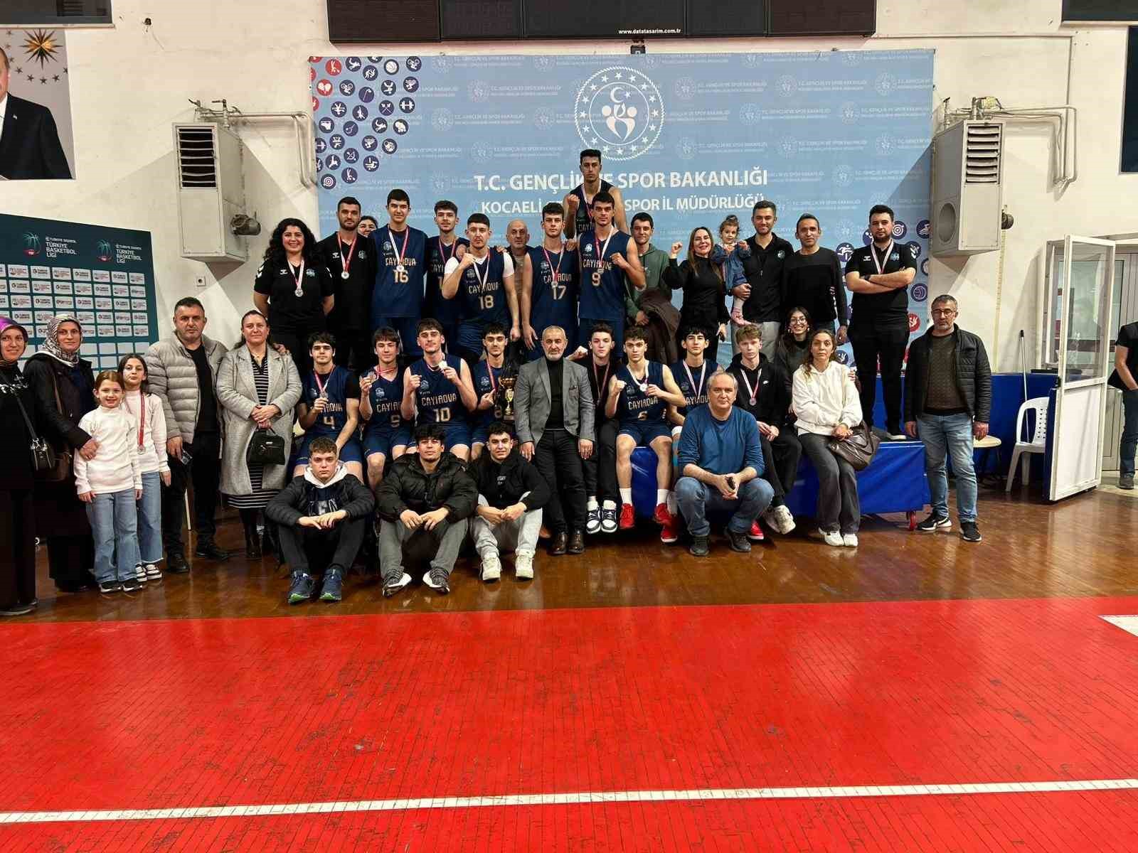 Çayırova’nın genç basketbolcuları Kocaeli ikincisi oldu