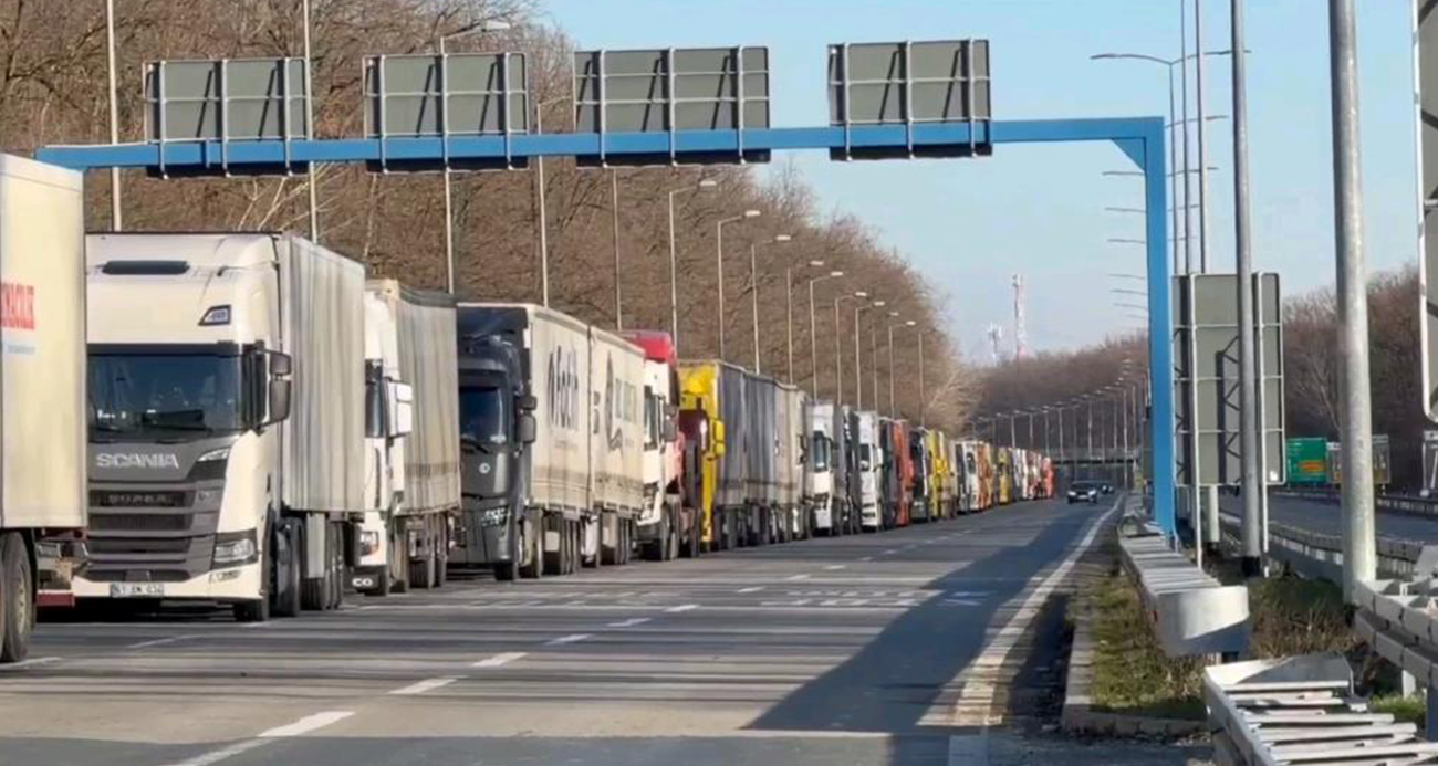 Schengen vize protestosu AB sınırlarını kilitledi, tırlar kilometrelerce kuyruk oluşturdu