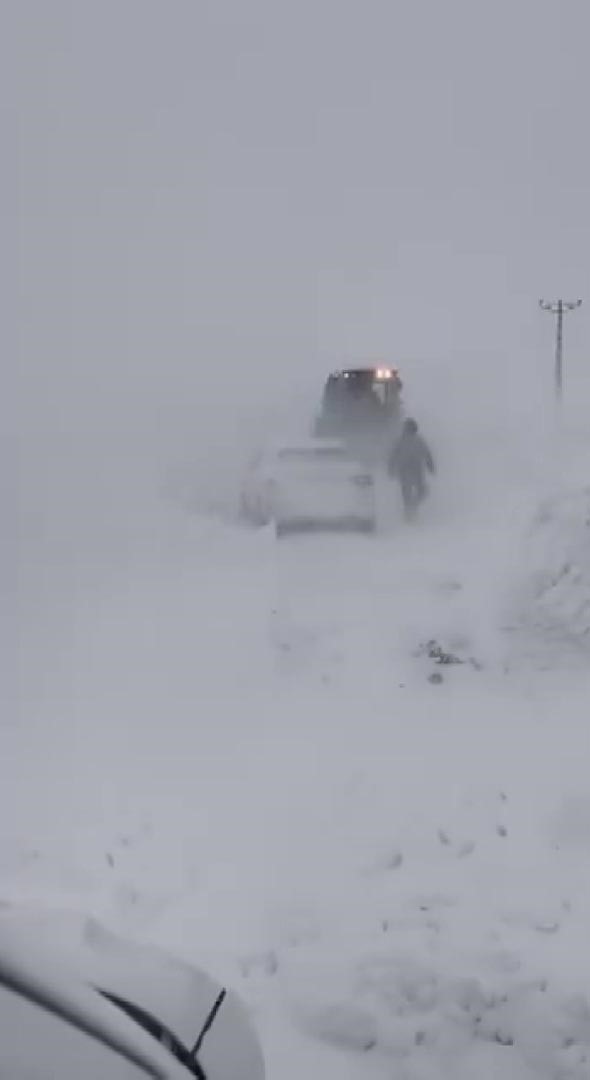Sivas’ta yoğun kar ve tipi nedeniyle bazı yollar ulaşıma kapatıldı