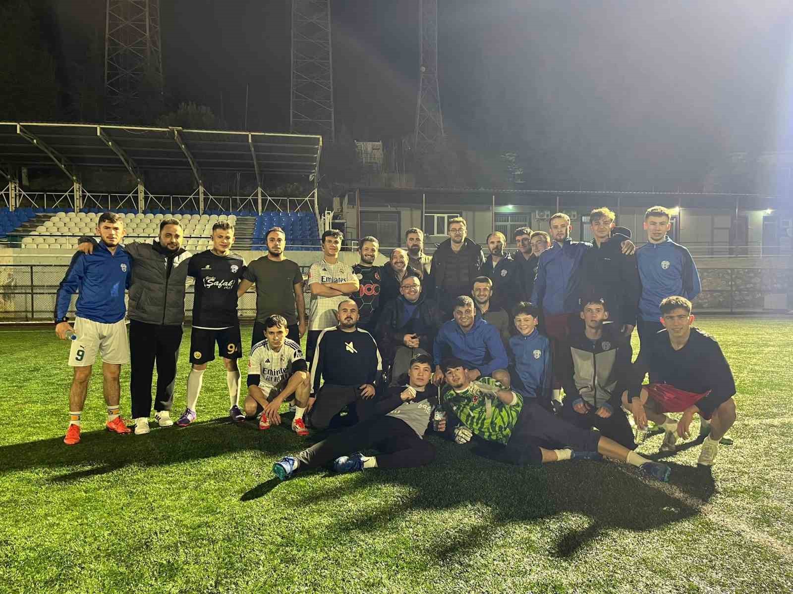 Gördes Engelliler Derneği’nden Altıntaş Spor’a destek