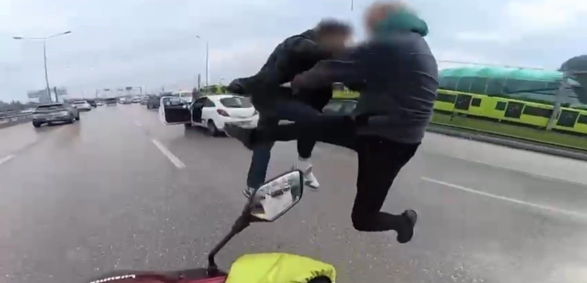 Bursa’da trafikte uçan tekmeli kavga