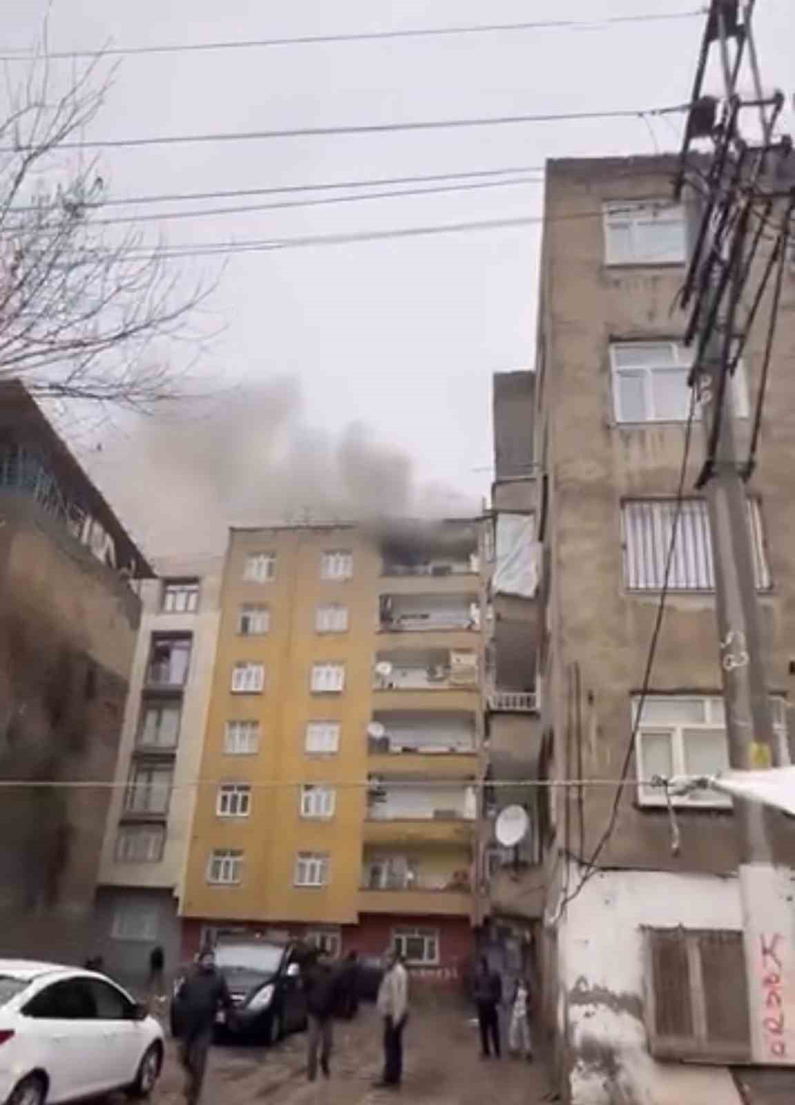 Diyarbakır’da 7 katlı apartmanda korkutan yangın