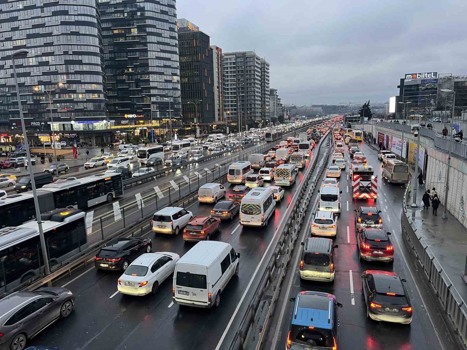İstanbul’da trafik yoğunluğu yüzde 87’e ulaştı
