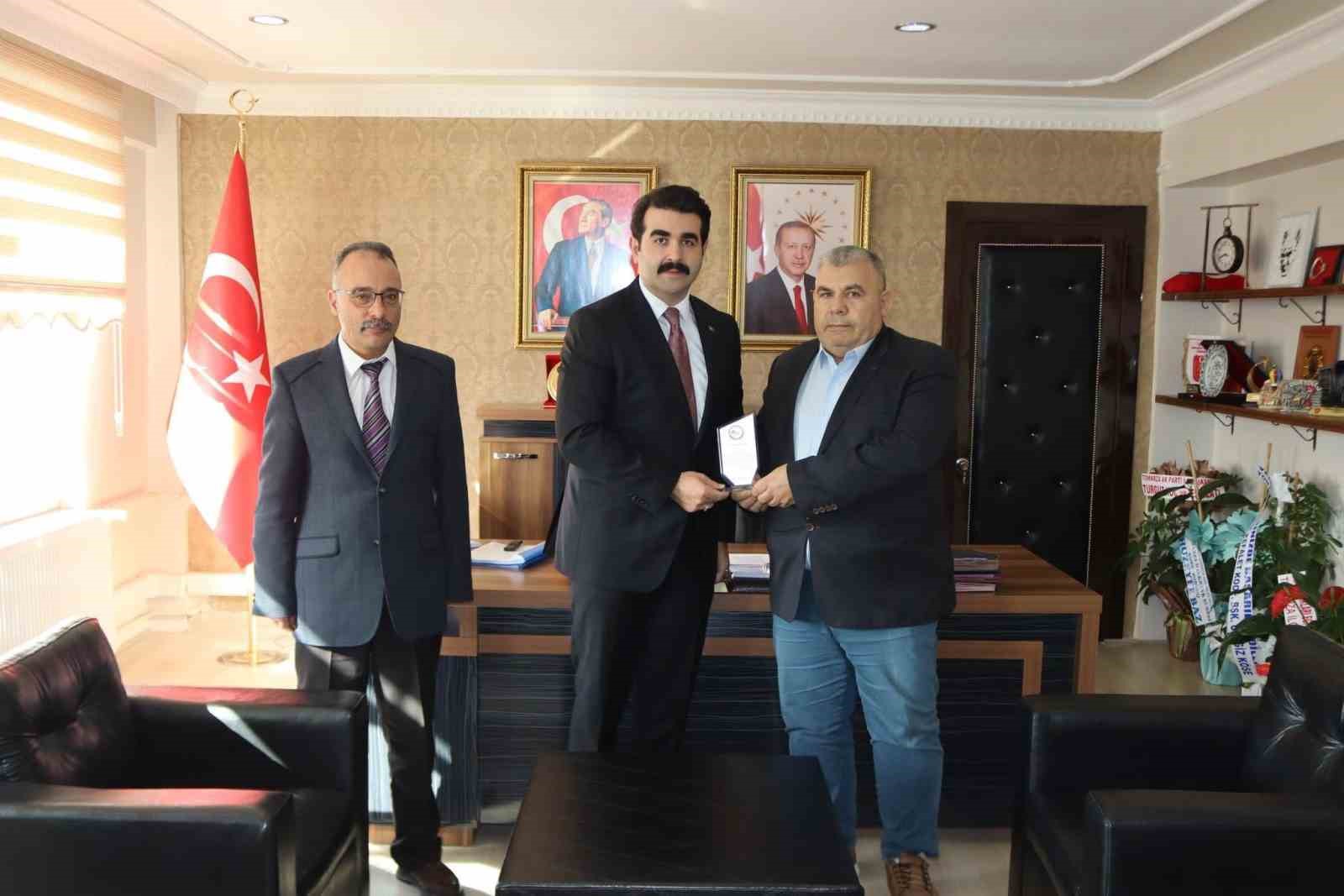 Tomarza’da vergi dairesi bünyesinde 41 yıl görev yapan memura kaymakamdan plaket