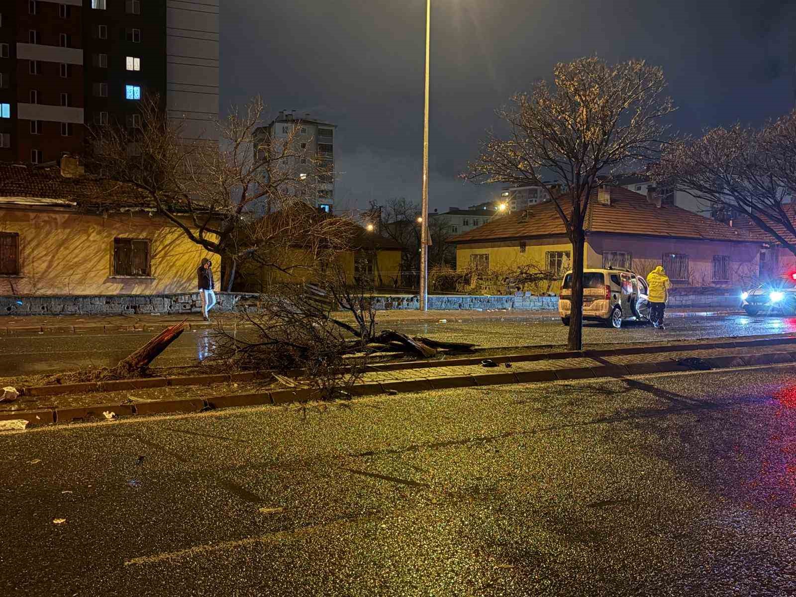 Kazada savrulan otomobil ağacı ikiye böldü: 4 yaralı