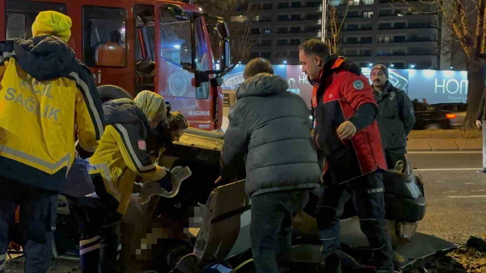 Takla atan otomobilde sıkışan arkadaşının başından ayrılmadı