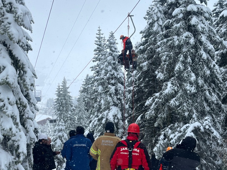 Uludağ’da telesiyej arızası: 52 tatilci kurtarıldı, 8 kişiyi kurtarma çalışması sürüyor