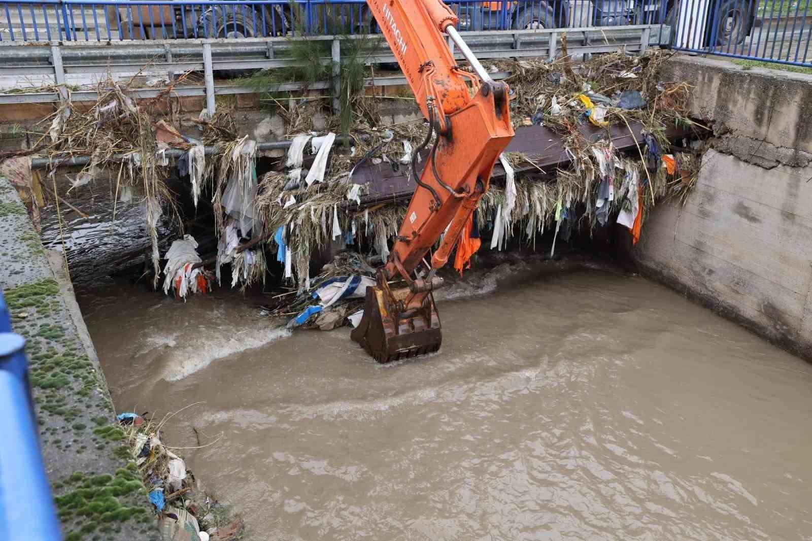 İzmir’de kuvvetli yağış alarmı: Bin 310 personel, 342 araç ve 200 pompa ile sahada