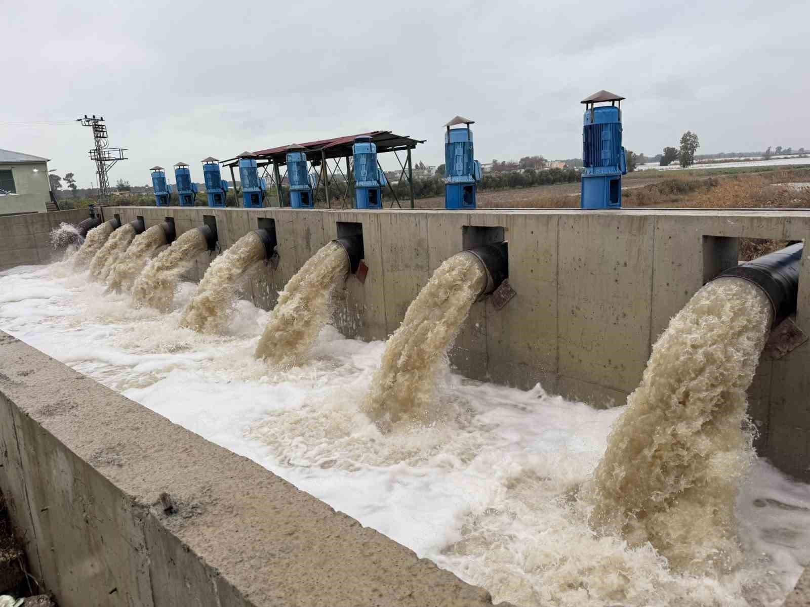 Binlerce dönüm arazi selden kurtuldu, su pompaları yağmur suyunu böyle boşalttı
