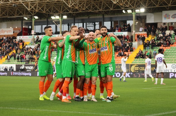 Trendyol Süper Lig: Corendon Alanyaspor: 1 - Eyüpspor: 0 (İlk yarı)