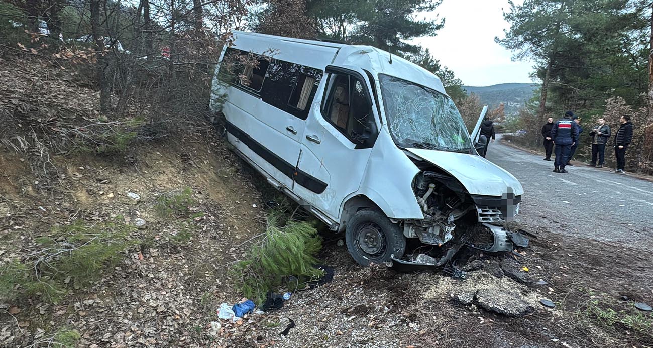 Yabancı öğrencileri taşıyan minibüs şarampole uçtu: 17 yaralı