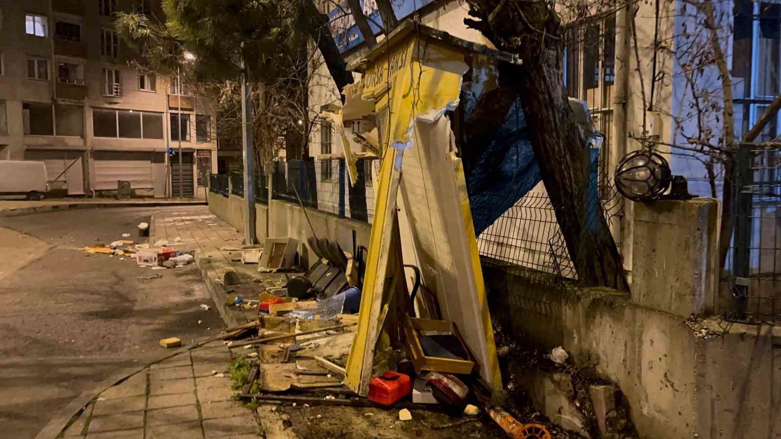 Tekirdağ’da kamyonet taksi durağına daldı, olay yerini terk etti: O anlar kamerada