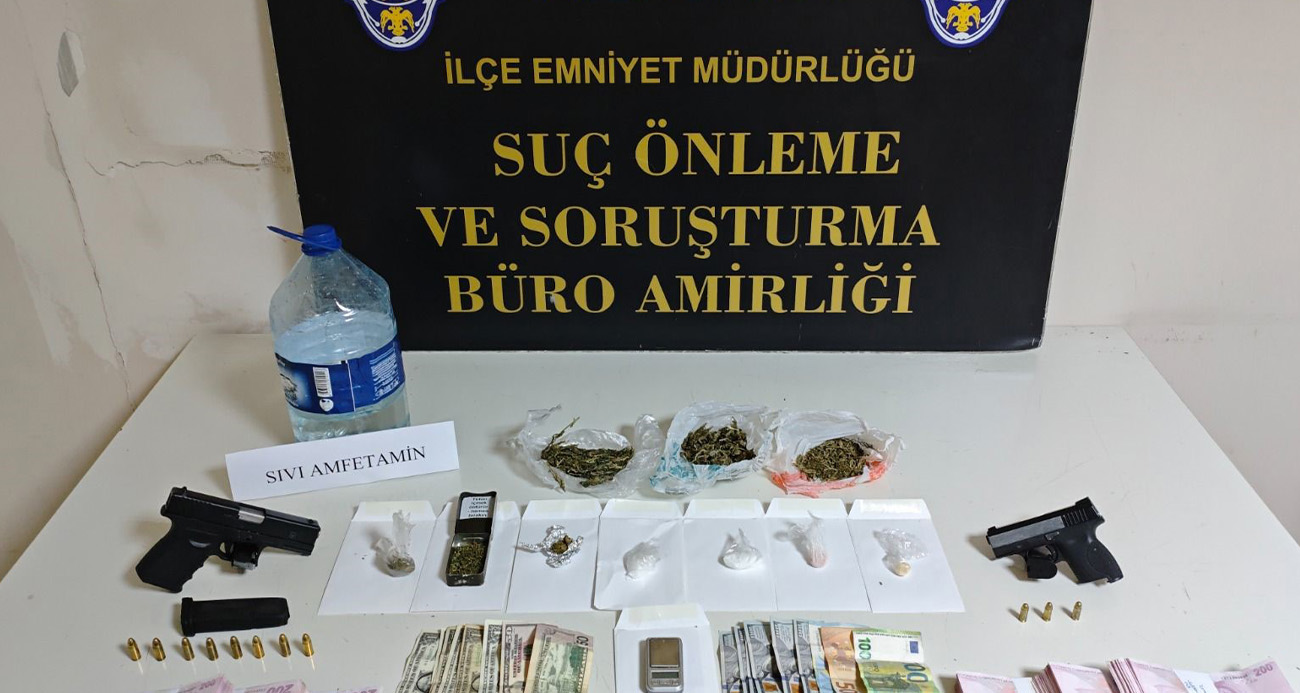 Polis pizzacı kılığına girdi, 