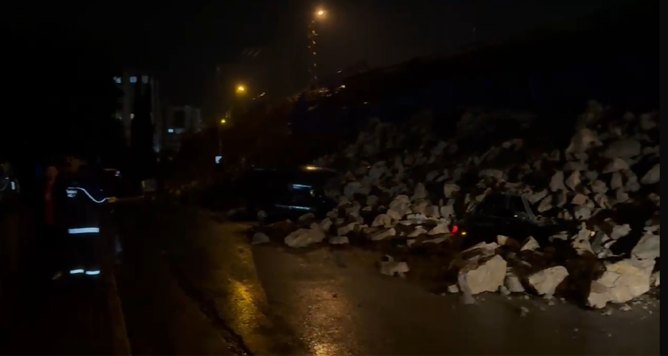 İstinat duvarı park halindeki araçların üzerine çöktü