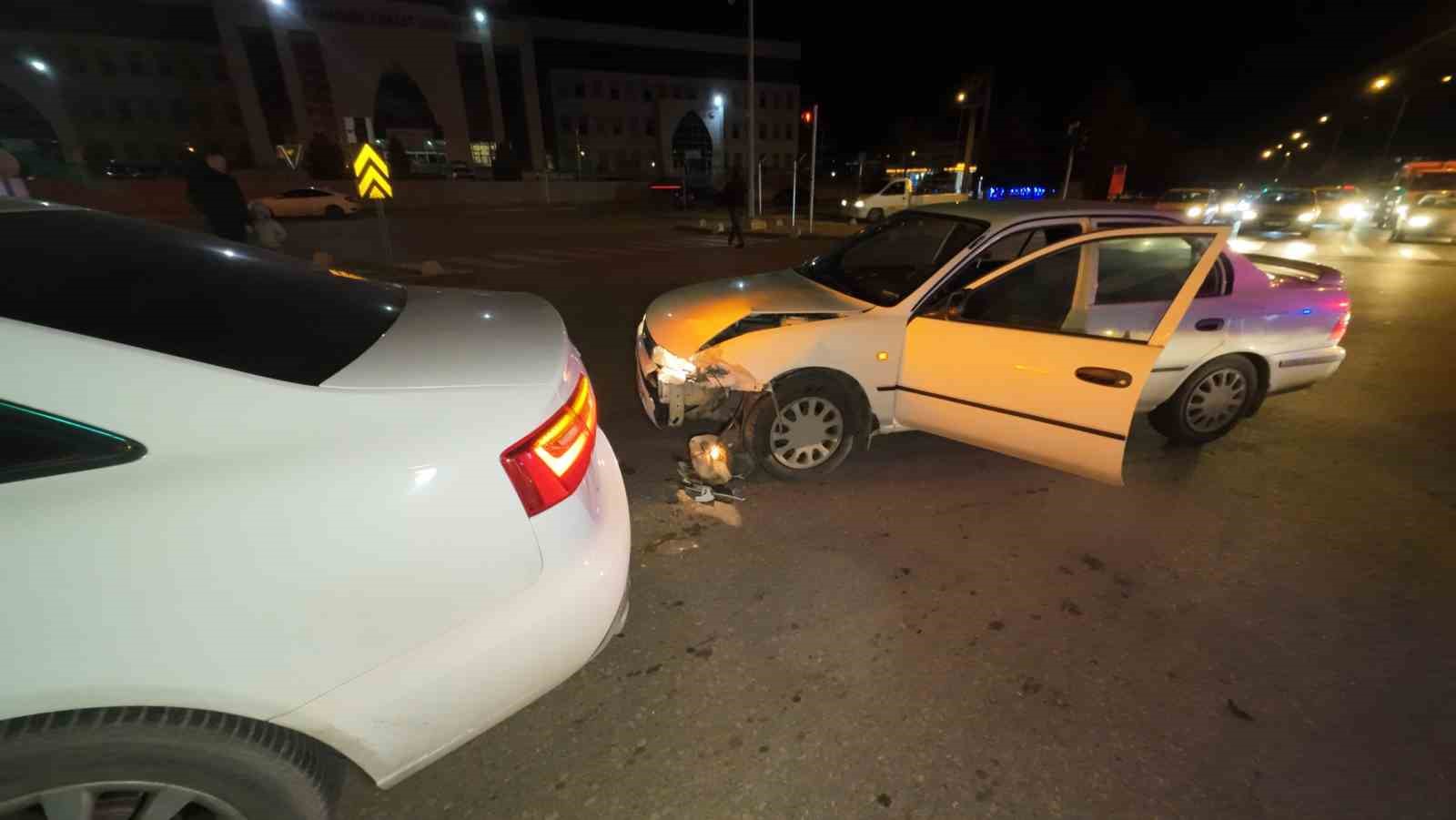 Karaman’da otomobiller çapıştı: 1 yaralı