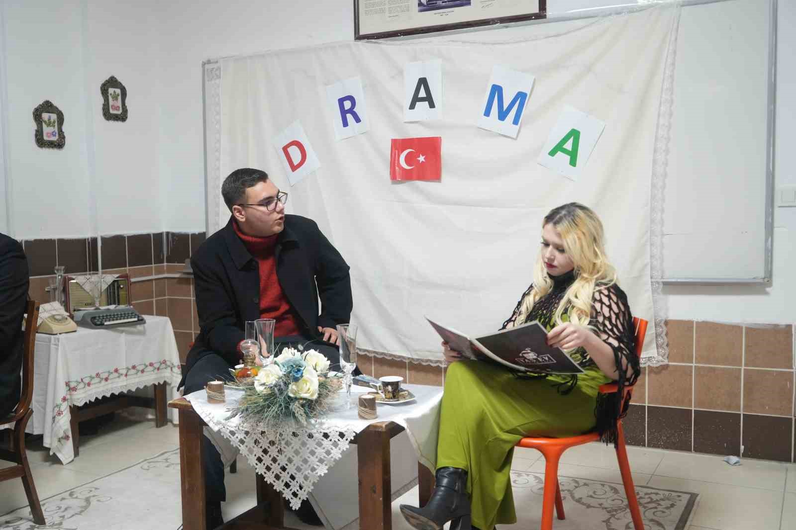 Niğde’deki drama kursu, katılımcılarına özgüven kazandırıyor