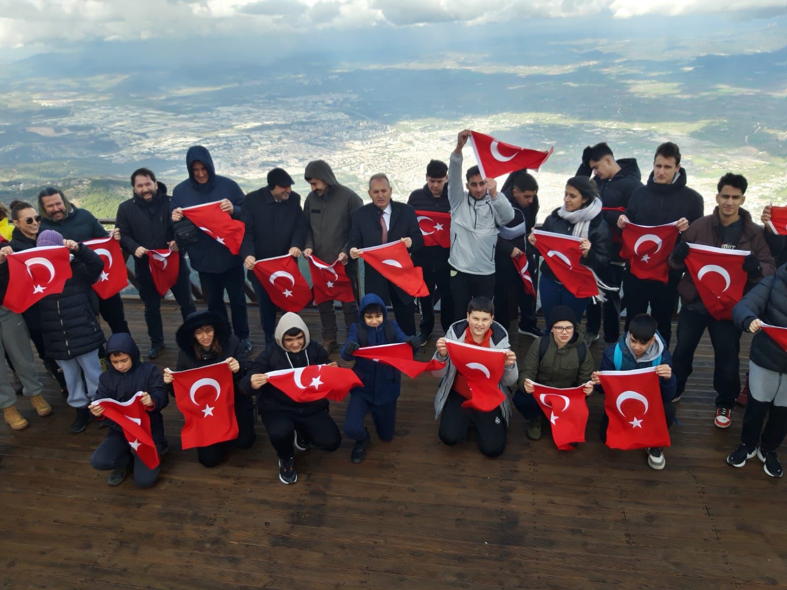 Spil’in zirvesinde Türk Bayrağı açtılar