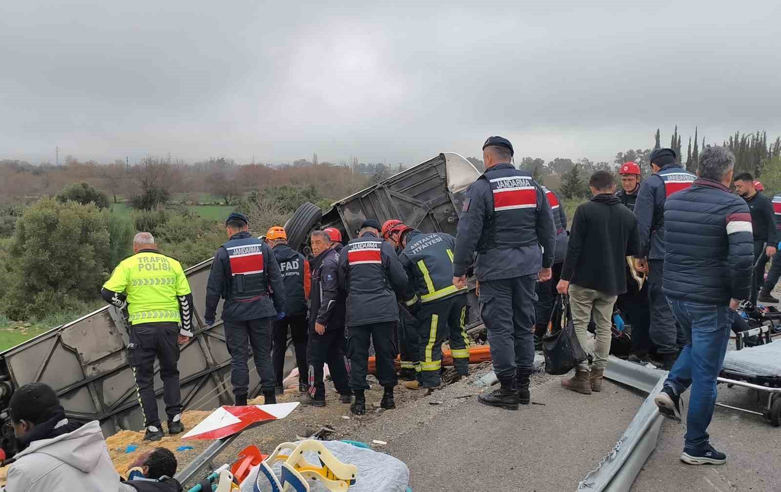 Antalya’da trafik kazası: Ölü ve yaralılar var