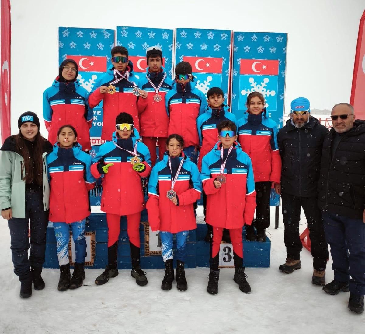 Erzincanlı kayakçılar Hakkari’den 6 madalya ile döndü