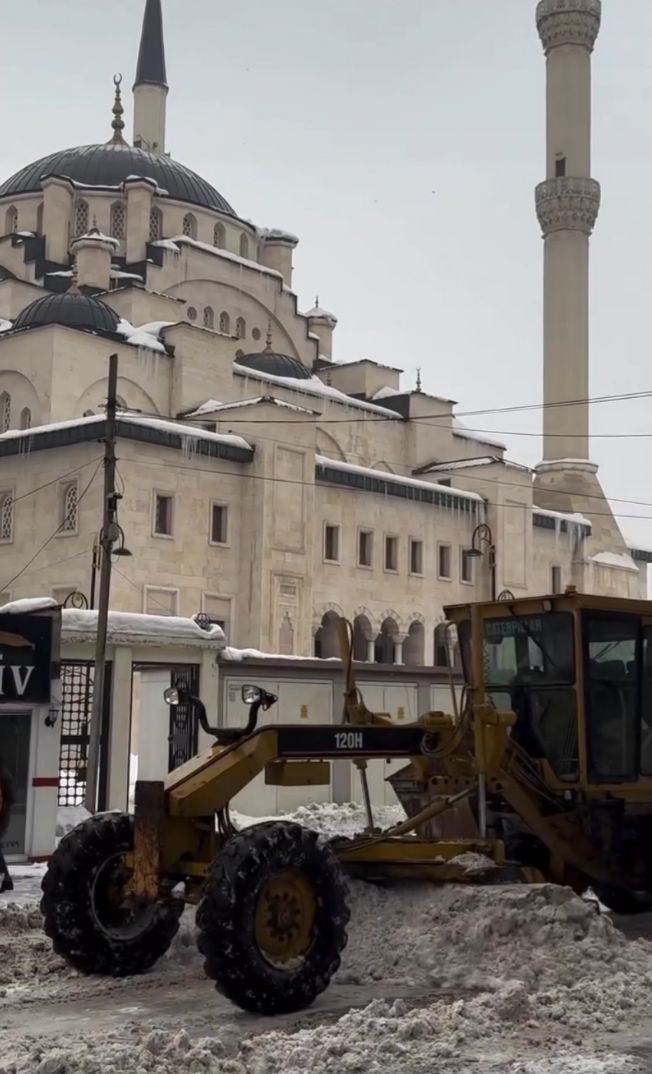 Patnos’ta kar temizleme çalışması aralıksız sürdürülüyor
