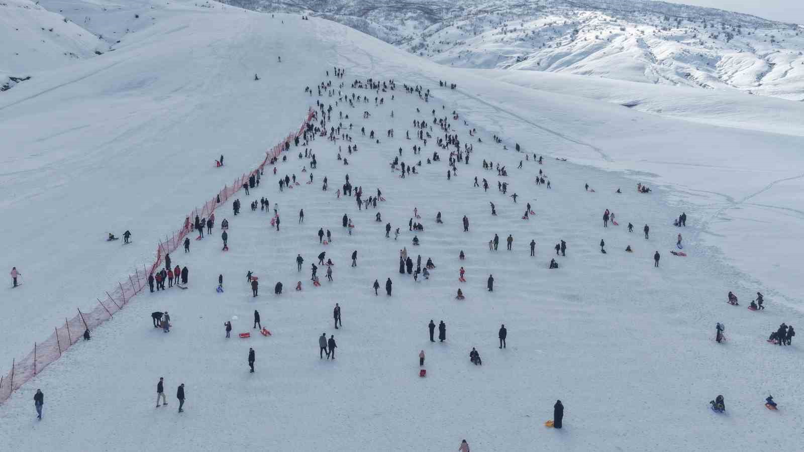 Güzeldağ Kayak Merkezi yarıyıl tatilinin son gününde doldu taştı