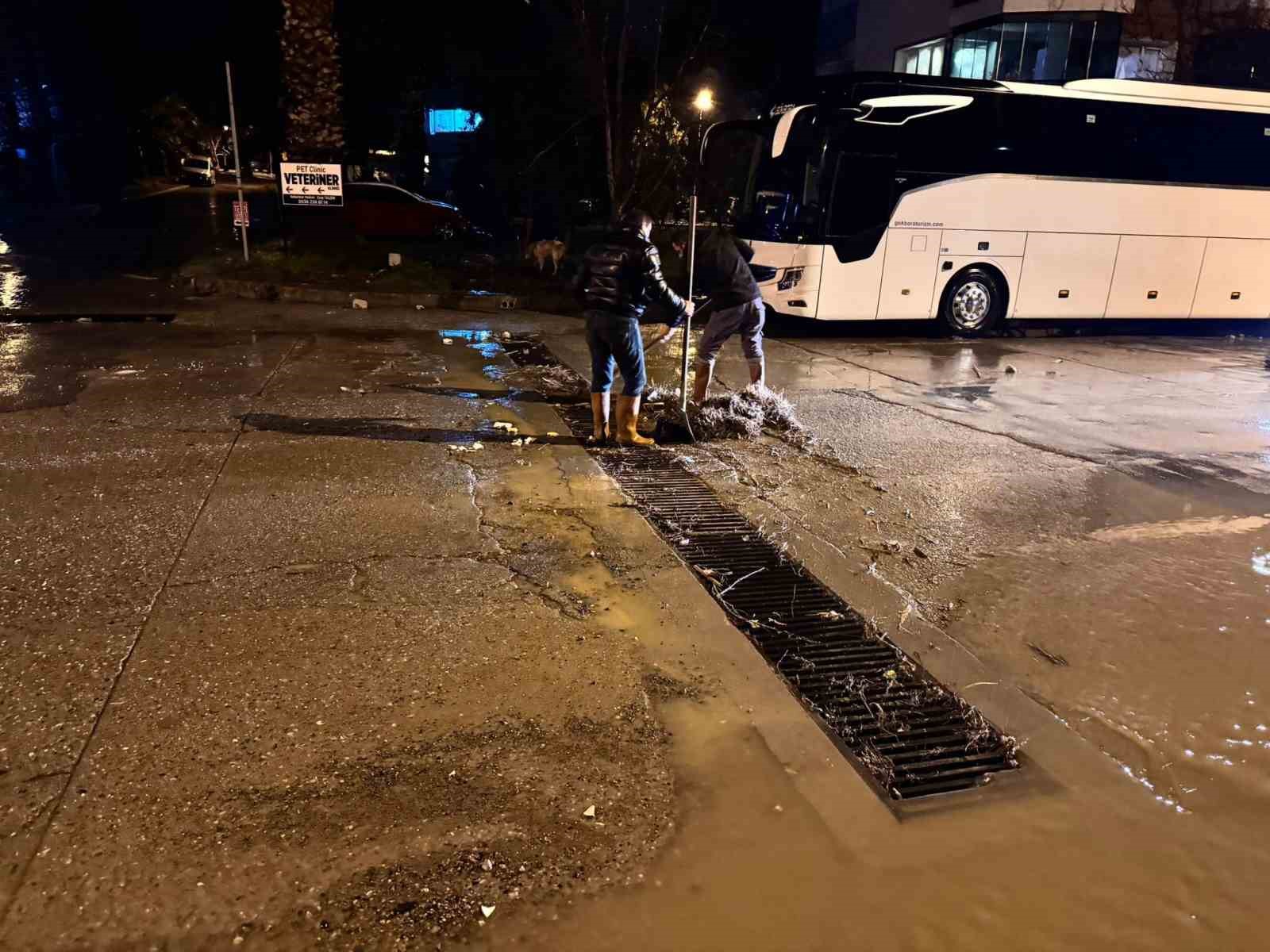 Kuşadası Belediyesi’nin ’yağmur’ mesaisi aralıksız sürüyor