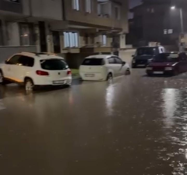 İnegöl’de sağanak hayatı felç etti: Bir sürücü, aracına sandalyeyle böyle bindi