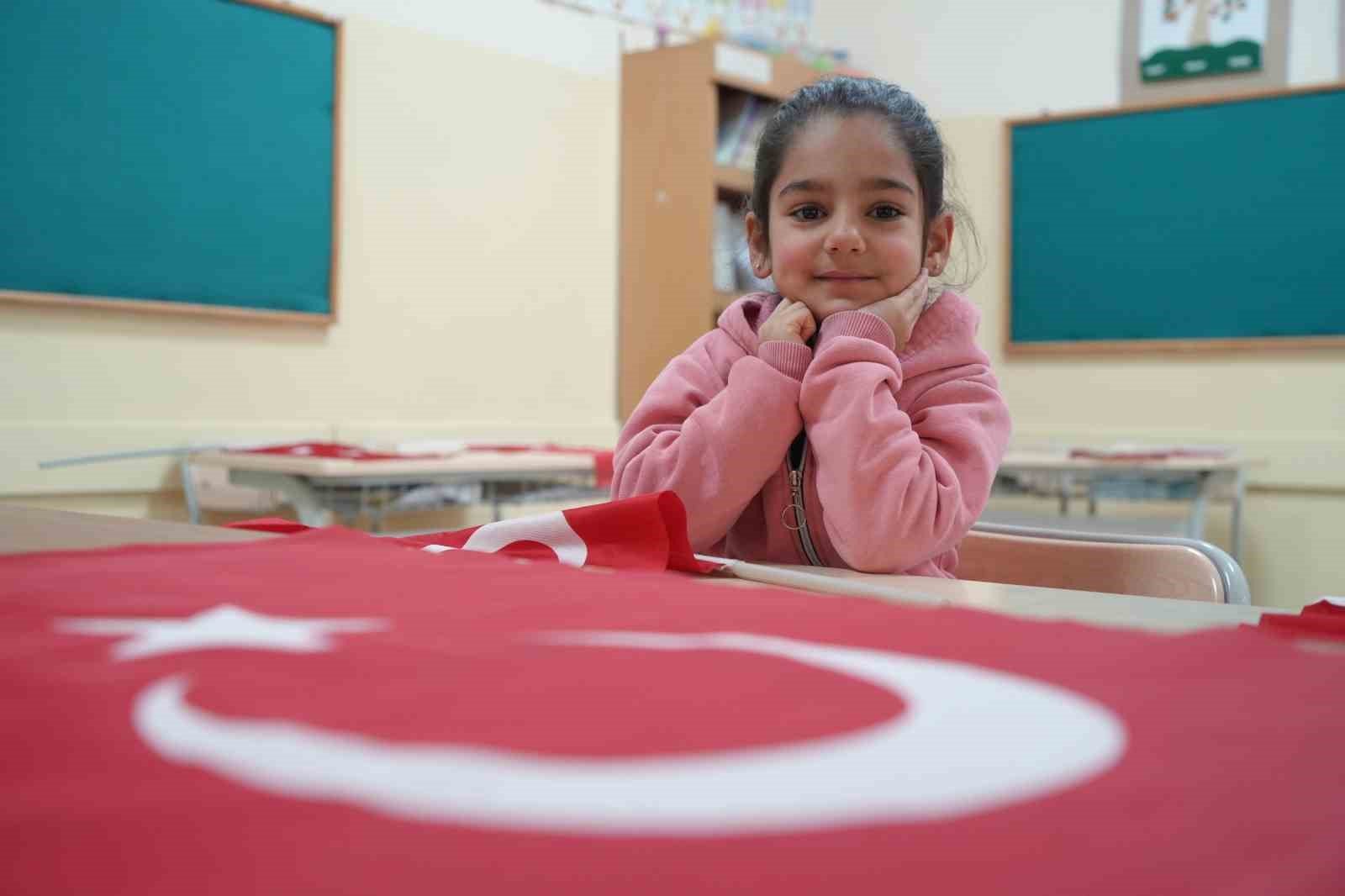 Bayburt’ta 14 bin 319 öğrenci ‘Bayrak Sevgisi’ temasıyla ikinci döneme başladı