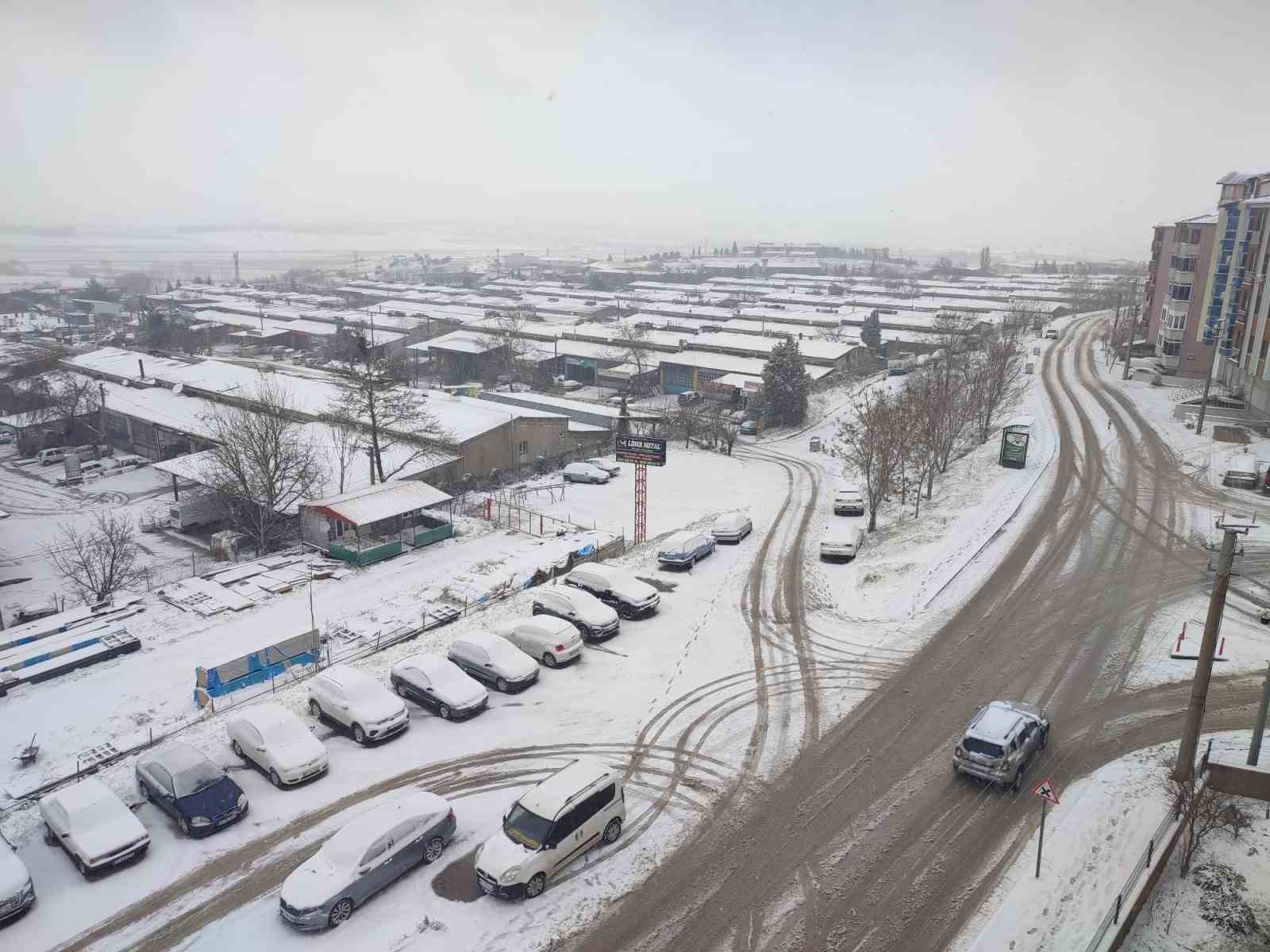 Keşan’da etkili olan kar yağışı nedeniyle taşımalı eğitime 1 gün ara verildi