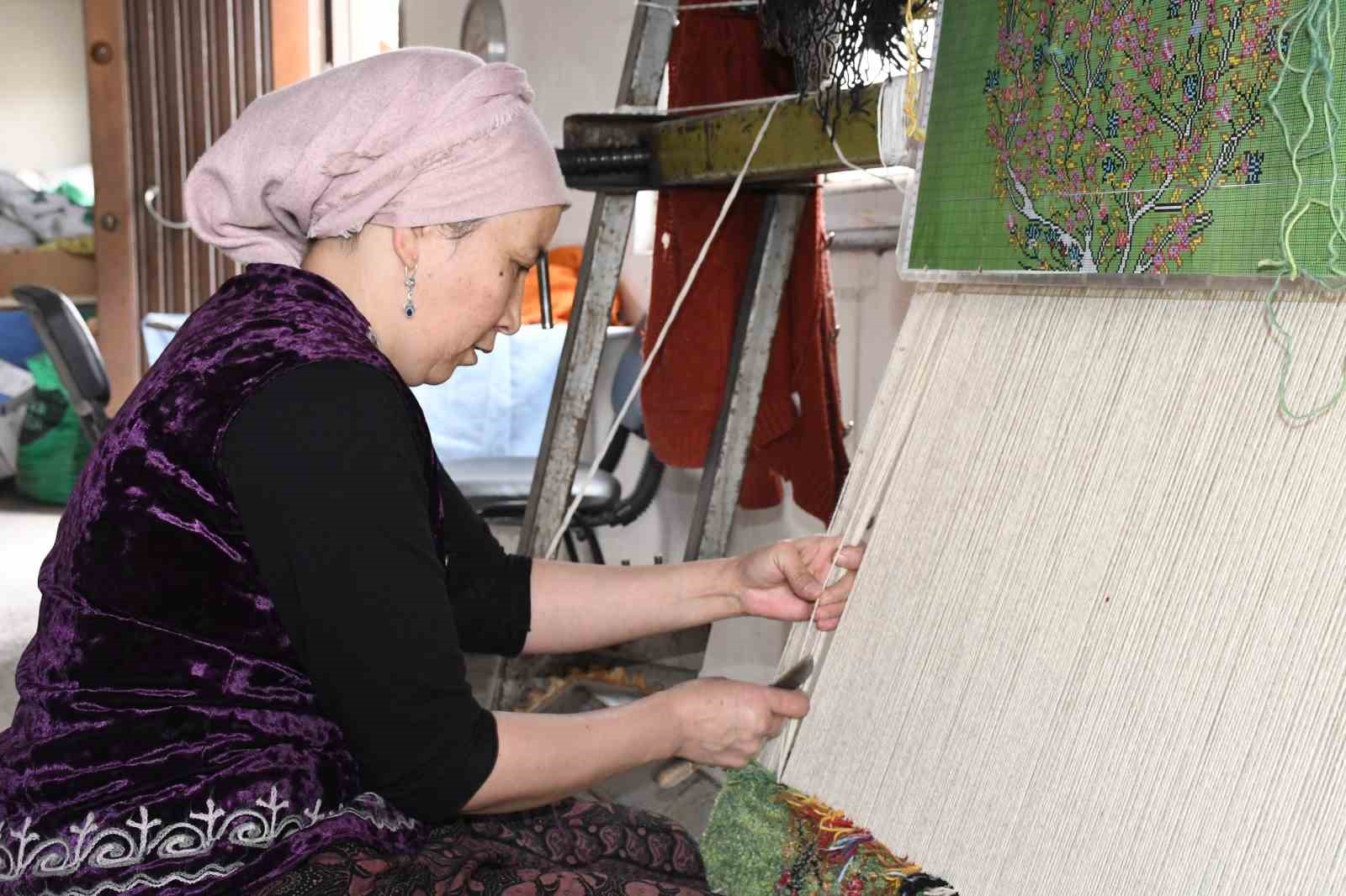 Kırgız Türkleri kültürlerini ilmek ilmek halılara dokuyor