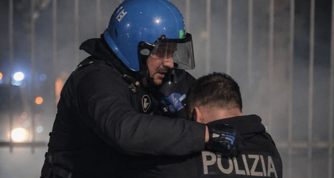 İtalya'da kültür merkezi kapatıldı sokaklar karıştı: 11 polis yaralı, 10 gözaltı