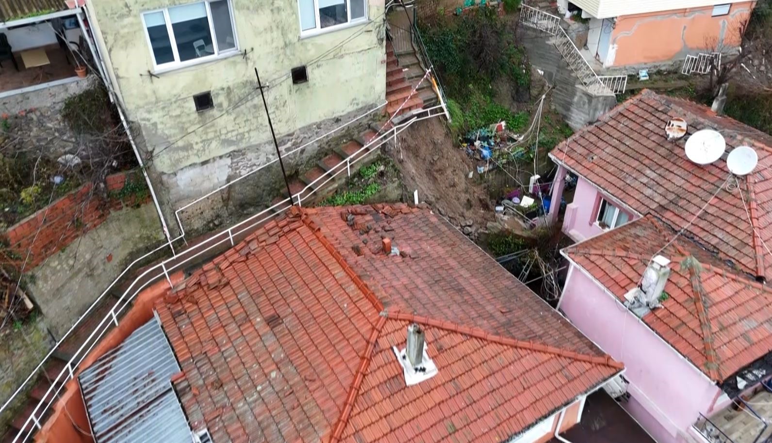 Sarıyer’de 4 binadaki 31 vatandaş tahliye edildi, çöken merdiven havadan görüntülendi