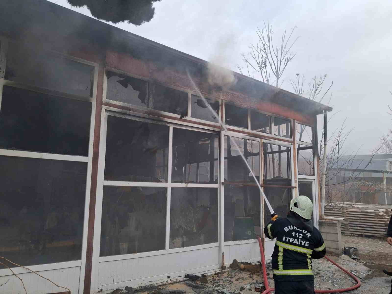 Burdur’da mobilya imalathanesinde yangın